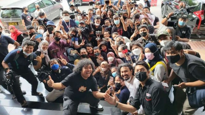 Marshel Widianto selfie dengan awak media di Polda Metro Jaya.