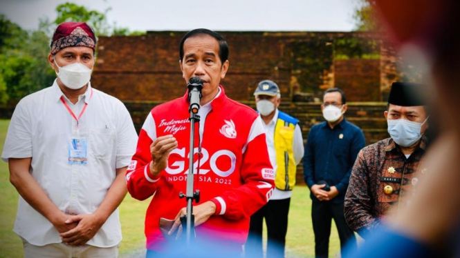 Presiden Jokowi saat meninjau Candi Kedaton di Jambi.