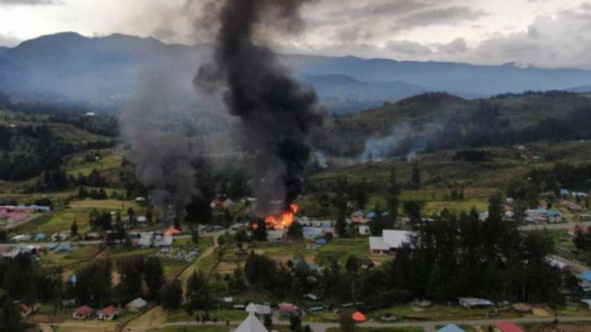 Kelompok Kriminal Bersenjata membakar rumah warga di Ilaga, Papua.