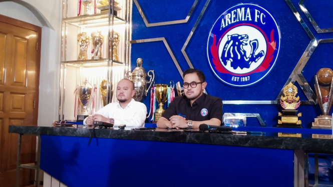 Presiden Arema FC Gilang Widya Pramana dan Manajer Ali Rifki
