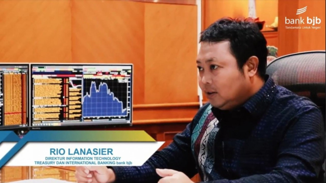 Direktur Information Technology, Treasury & International Banking bank bjb Rio Lanasier.