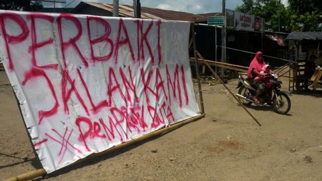 Warga di Gowa Sulsel Blokir Jalan Provinsi Karena Tak Kunjung Diperbaiki