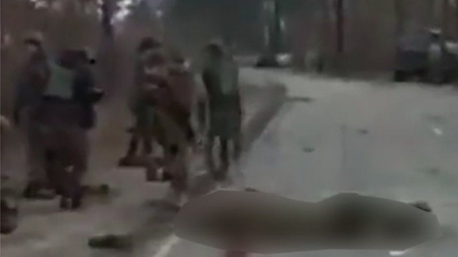 Gambar video tentara Ukraina membunuh tentara Rusia.