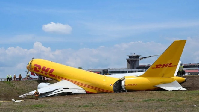 Pesawat Kargo DHL terbelah dua di Kosta Rika.