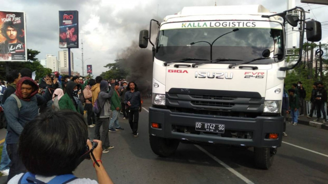 Mahasiswa Makassar turun ke jalan demo tolak Jokowi 3 periode. 