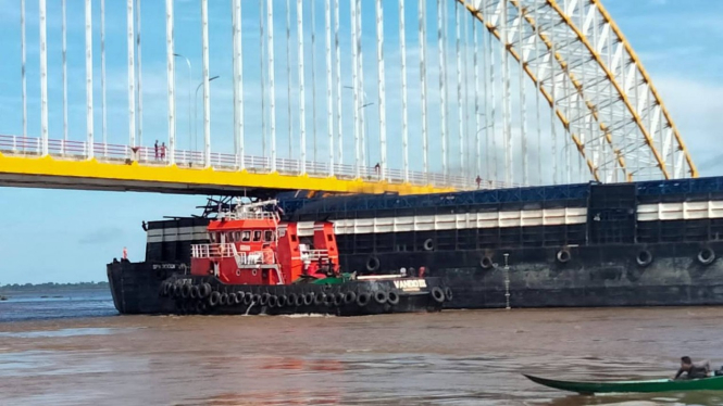 Kapal ponton menabrak jembatan Martadipura, Kabupaten Kutai Kartanegara, Kaltim.