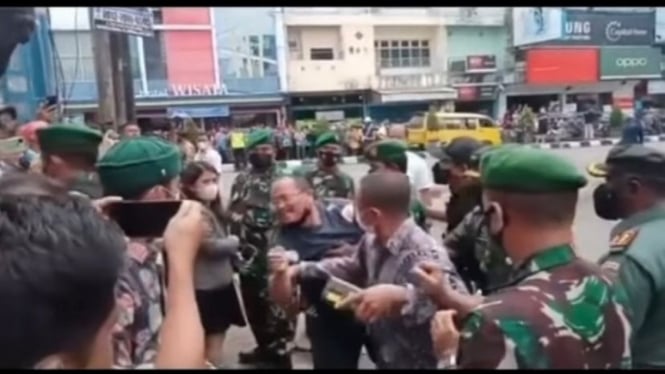 Warga Jambi diamankan TNI saat teriakan turunkan minyak goreng ke Jokowi