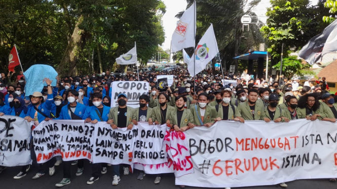 BEM se-Bogor Raya menggelar aksi demonstrasi di Istana Bogor, Jawa Barat
