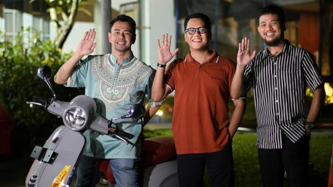 Raffi Ahmad dapat hampers vespa dari Arief Muhammad.