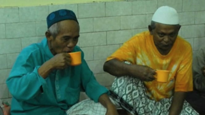 Tradisi minum kopi Arab saat buka puasa di Masjid Layur Semarang.