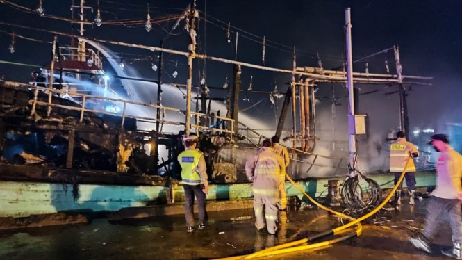 Kapal Nelayan Terbakar di Muara Baru Jakarta Utara