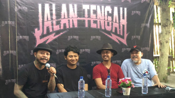 Band Jalan Tengah.