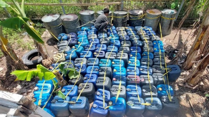 Polisi amankan solar bersubsidi yang ditimbun warga di Mamuju, Sulawesi Barat.