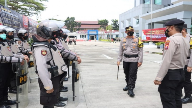 Anggota Polisi bersiaga di perbatasan Jakarta jelang demo mahasiswa 11 April
