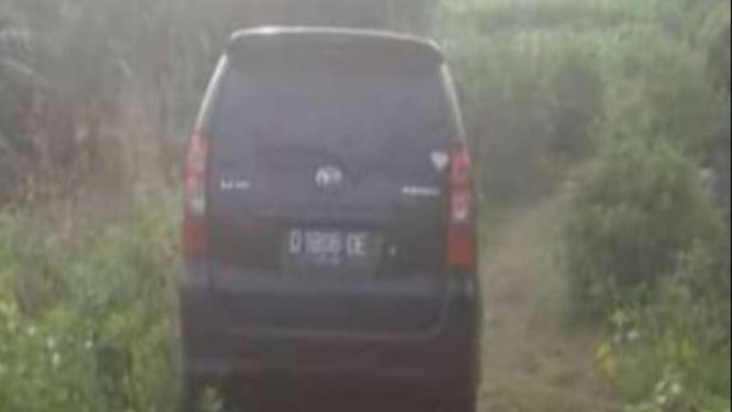Mobil pemudik yang tersesat di tanggul dekat sungai Pemali, Brebes, Jawa Tengah