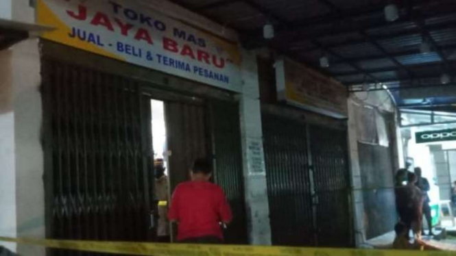 Polisi melakukan pemeriksaan TKP aksi perampokan toko emas di Tangerang.