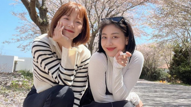 Kim Sejeong dan Jihyo Twice