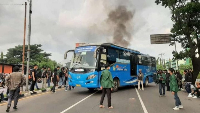 Sejumlah Mahasiswa menggelar unjuk rasa menahan bus di Kota Makassar.