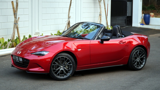 Mobil Mazda MX-5 Miata pakai pelek satu-satunya di dunia.