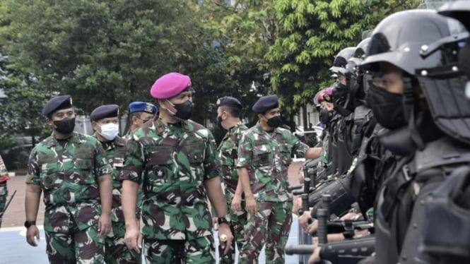 VIVA Militer: Danlantamal III Jkt Brigjen TNI (Mar) Umar Farouq periksa pasukan