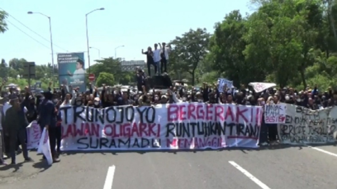 Mahasiswa di Madura memblokir Suramadu di aksi demo 11 April 2022