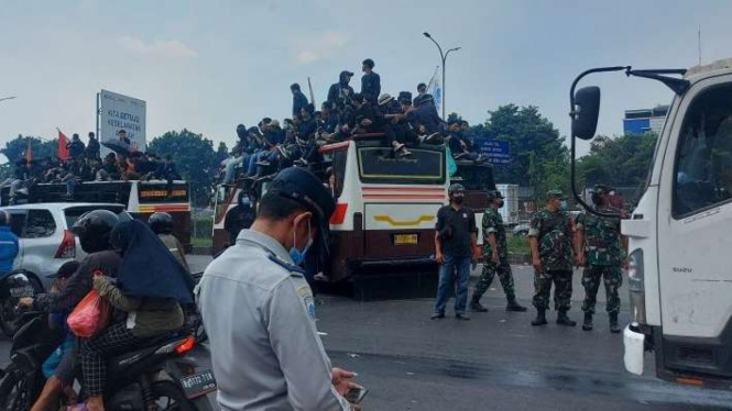 Demo mahasiswa menutup Gerbang Tol Gedong, Pasar Rebo, Jakarta.