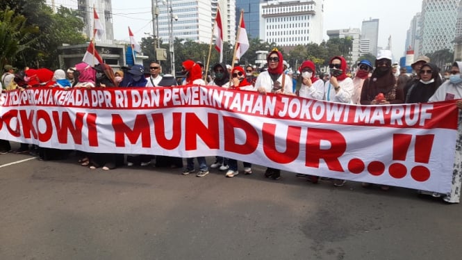 Aksi emak-emak di kawasan Patung Kuda, Medan Merdeka, tuntut Jokowi mundur