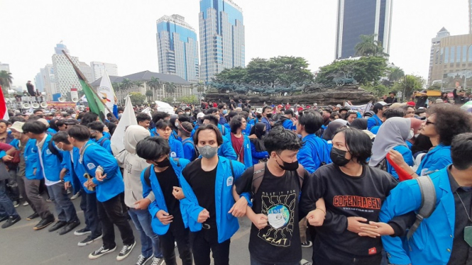 Aksi demonstrasi mahasiswa di kawasan Patung Kuda, Medan Merdeka, Jakarta