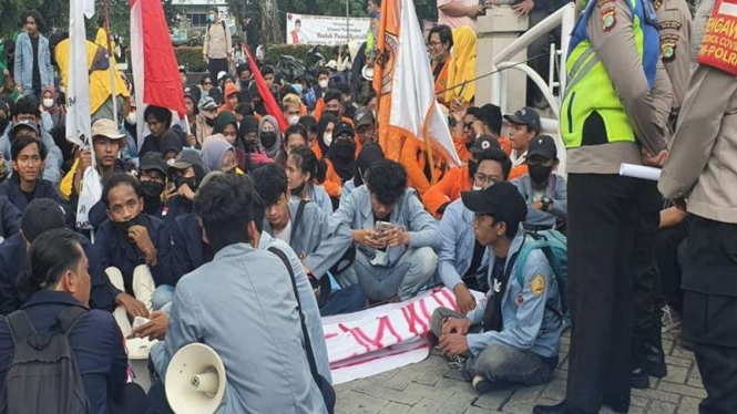 Demo mahasiswa di gedung DPRD Kota Bekasi
