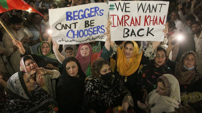 Pendukung Perdana Menteri terguling Imran Khan mengambil bagian dalam rapat umum di Peshawar pada hari Minggu. (AP: Muhammad Sajjad)