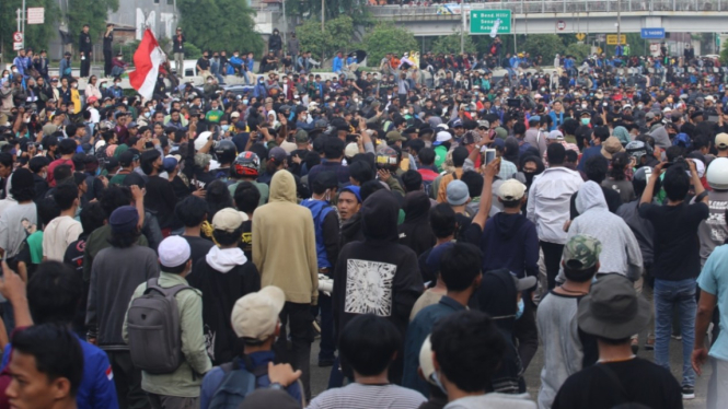 Massa Aksi Demo 11 April Depan DPR Ricuh