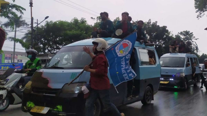 Ratusan mahasiswa dari Tangerang naik angkot menuju Jakarta.