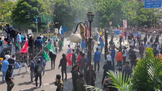 Mahasiswa di Palembang unjuk rasa tolak Jokowi 3 periode.