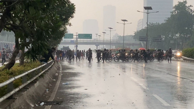 Kondisi di depan DPR saat polisi menembakan gas air mata terhadap pendemo.