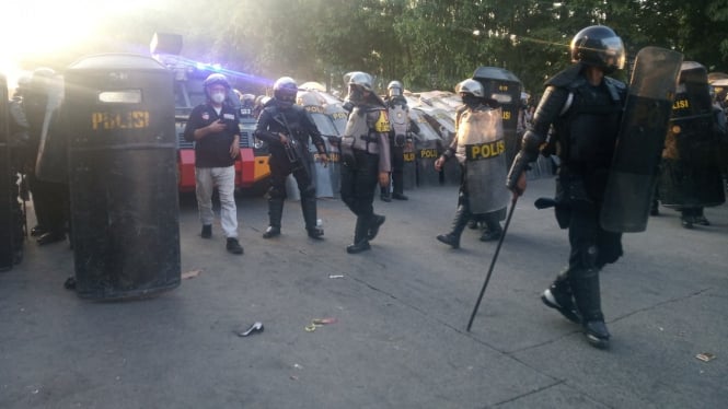 Polisi mengamankan demo di Makassar.
