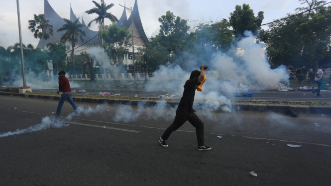 Demo mahasiswa di Sumatera Barat berlangsung ricuh.
