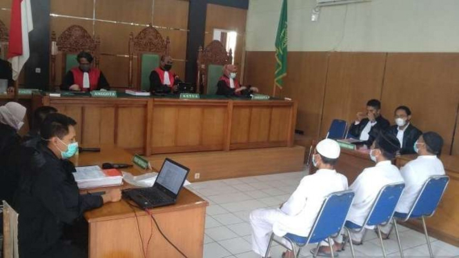 Ketiga terdakwa yang merupakan tiga jenderal Negara Islam Indonesia (NII) mengikuti persidangan terkait kasus makar di Pengadilan Negeri Kabupaten Garut, Jawa Barat, Kamis, 24 Februari 2022.