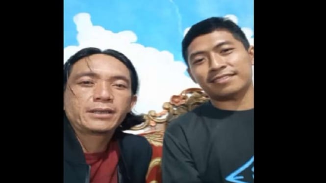 Try Setia Budi Purwanto (kanan) bersama kepala kampung Lembasung, Lampung