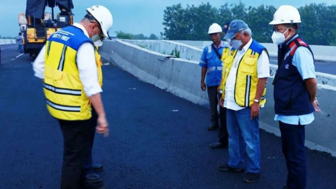 Menteri PUPR Basuki Hadimuljono cek Jalan tol Jakarta-Cikampek.
