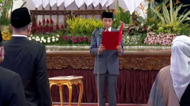 Presiden Jokowi Lantik Anggota KPU dan Bawaslu 2022-2027 di Istana Negara