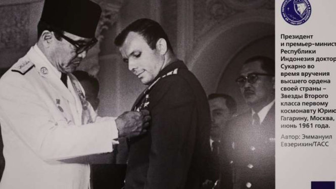 Presiden Soekarno saat menyematkan penghargaan kepada Yuri Gagarin