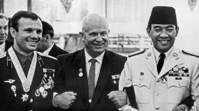 Presiden Soekarno dengan Yuri Gagarin (paling kiri)