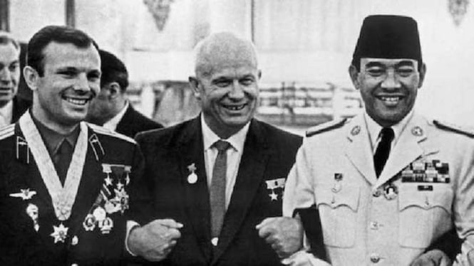 Presiden Soekarno dengan Yuri Gagarin (paling kiri)