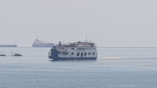 Kapal roro KMP Tanjung Burang tampak kandas di Perairan Tanjung Duren, Batam, Provinsi Kepulauan Riau, Selasa, 12 April 2022.