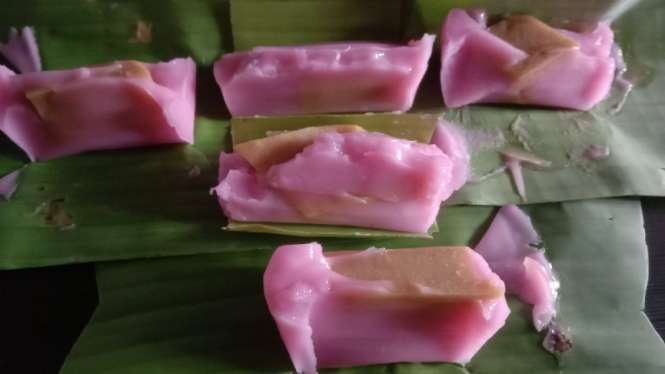 Kue janda berenang.