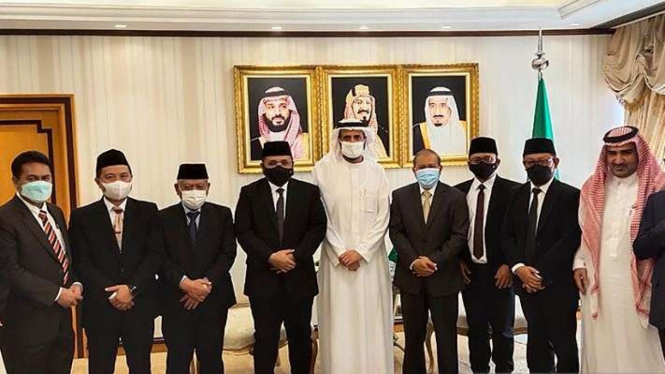 Rombongan dari Kementerian Agama yang dipimpin Menteri Agama Yaqut Cholil Qoumas saat bertemu Menteri Haji dan Umrah Arab Saudi Tawfiq F. Al-Rabiah di Jeddah, Arab Saudi, Minggu, 20 Maret 2022.