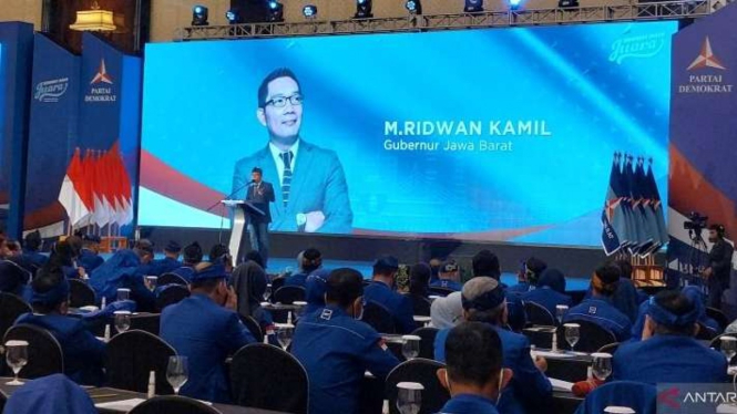 Gubernur Jawa Barat M Ridwan Kamil saat menghadiri Pelantikan Pengurus DPD Partai Demokrat Provinsi Jawa Barat periode 2022-2027 di Kota Bandung, Selasa, 12 April 2022.