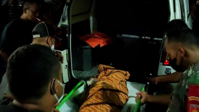 Jenazah bocah berusia tujuh tahun korban penganiayaan kakak angkatnya di Kabupaten Sukoharjo, Jawa Tengah, dievakuasi dengan mobil ambulans pada Selasa malam, 12 April 2022.