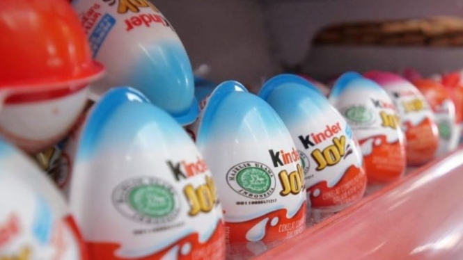 Petugas Dinas Perdagangan Kota Madiun, Jawa Timur meminta pengelola toko untuk menarik sementara penjualan produk telur cokelat merek Kinder Joy dari pasaran karena diduga terkontaminasi bakteri Salmonella sesuai hasil keputusan BPOM. 