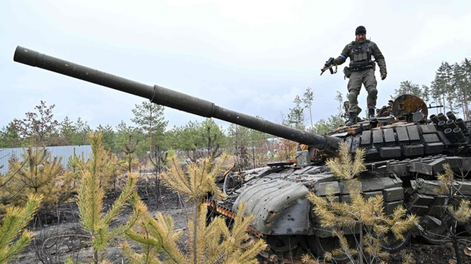Tan Rusia dekat Kiev dihancurkan. Getty Images via BBC Indonesia